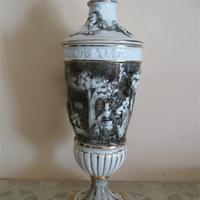 Capodimonte, grande vaso (potiche) con coperchio