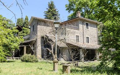 Casale in Pietra Ristrutturato Immerso nel Verde