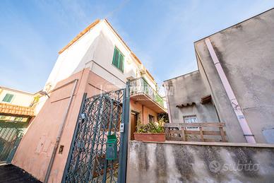 APPARTAMENTO SU DUE LIVELLI IN VIA DEI QUINTILI!