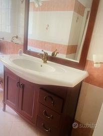Mobile bagno in legno con lavabo
