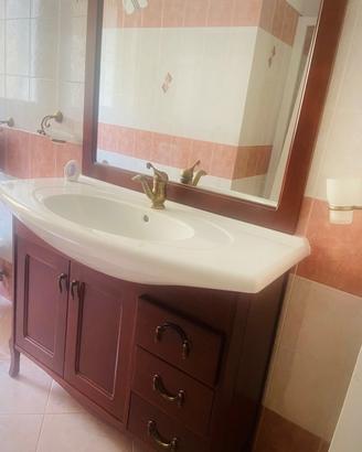 Mobile bagno in legno con lavabo