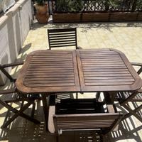 Tavolo e sedie da esterno in legno