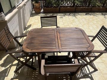 Tavolo e sedie da esterno in legno