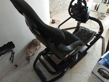 simulatore di guida marca Logitech 