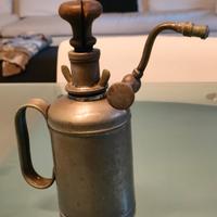 Antico spruzzatore-nebulizzatore da giardinaggio. 