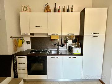Cucina bianca/wengè con top in laminato di rovere