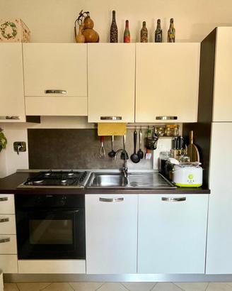 Cucina bianca/wengè con top in laminato di rovere