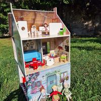 Casa delle bambole in legno