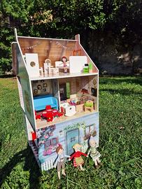 Casa delle bambole in legno