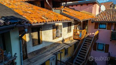 CASA DI CORTE A VOLANO