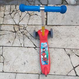 Monopattino a tre ruote a tema spider-man
