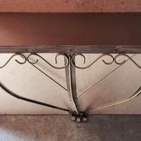 Consolle antica in metallo con vetro sagomato