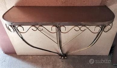Consolle antica in metallo con vetro sagomato