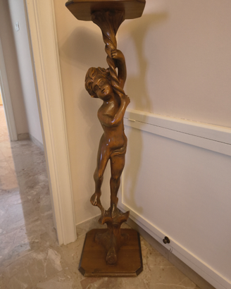 Colonna porta vaso in legno.