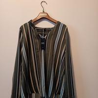 Completo maglia e pantalone con etichetta