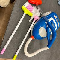 Aspirapolvere giocattolo + 2 scope