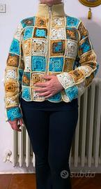 Giacca artigianale a piastrelle all'uncinetto