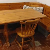 Tavolo e panca con contenitore e 2 sedie