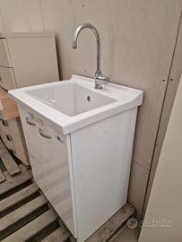 mobiletto con Lavandino e rubinetto