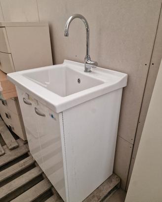 mobiletto con Lavandino e rubinetto