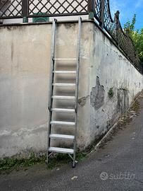 Scala in alluminio svelt con passamano