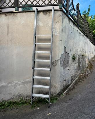 Scala in alluminio svelt con passamano