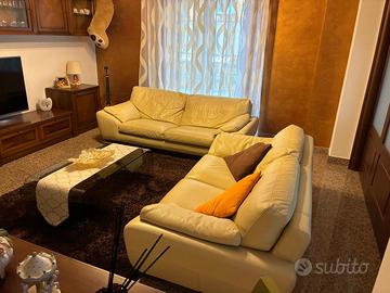 Coppia divani + tavolo con 4 sedie