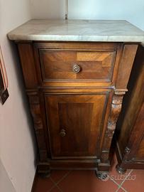Comodino antico in legno con piano in marmo