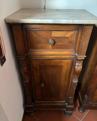 Comodino antico in legno con piano in marmo