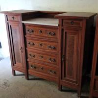 Gran comò stile Liberty con specchiera.