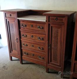 Gran comò stile Liberty con specchiera.