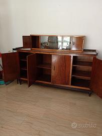 Credenza con vetrinetta in noce.