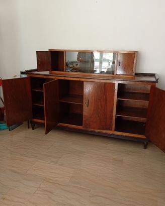 Credenza con vetrinetta in noce.