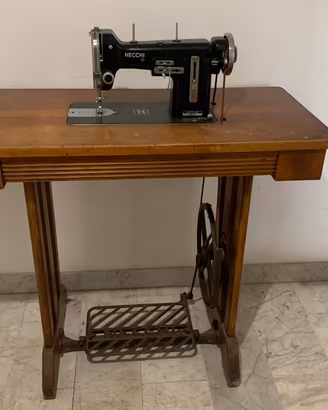 Antica macchina da cucire Necchi