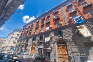Via Melloni- Ampio appartamento con terrazzo
