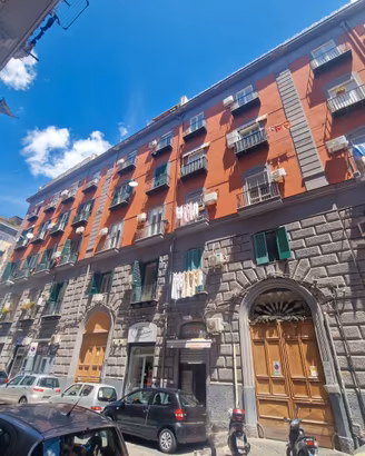 Via Melloni- Ampio appartamento con terrazzo