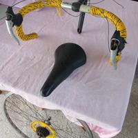 manubrio e cerchi di bicicletta