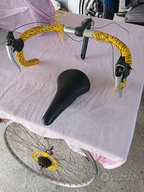 manubrio e cerchi di bicicletta