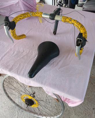 manubrio e cerchi di bicicletta