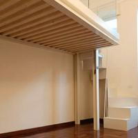 Soppalco moderno con parapetto in vetro