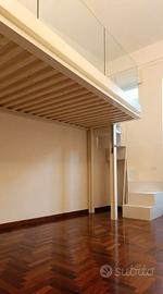 Soppalco moderno con parapetto in vetro