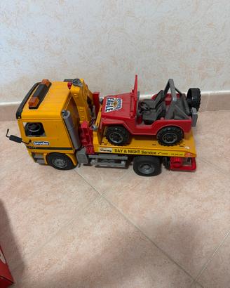 Camion bisarca Bruder con Jeep Eagle