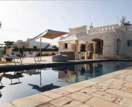 Villa con piscina ( OSTUNI )