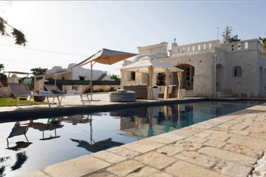 Villa con piscina ( OSTUNI )