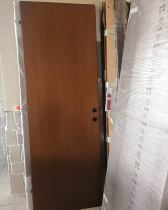 Porte in legno color noce complete di tutto.
