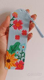 Segnalibro celeste con i fiori 