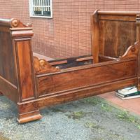 Antico letto a barca in legno massello