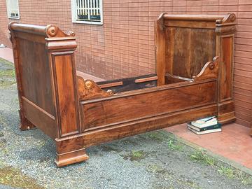 Antico letto a barca in legno massello