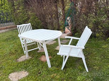 Set da giardino in legno laccato bianco.