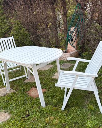 Set da giardino in legno laccato bianco.